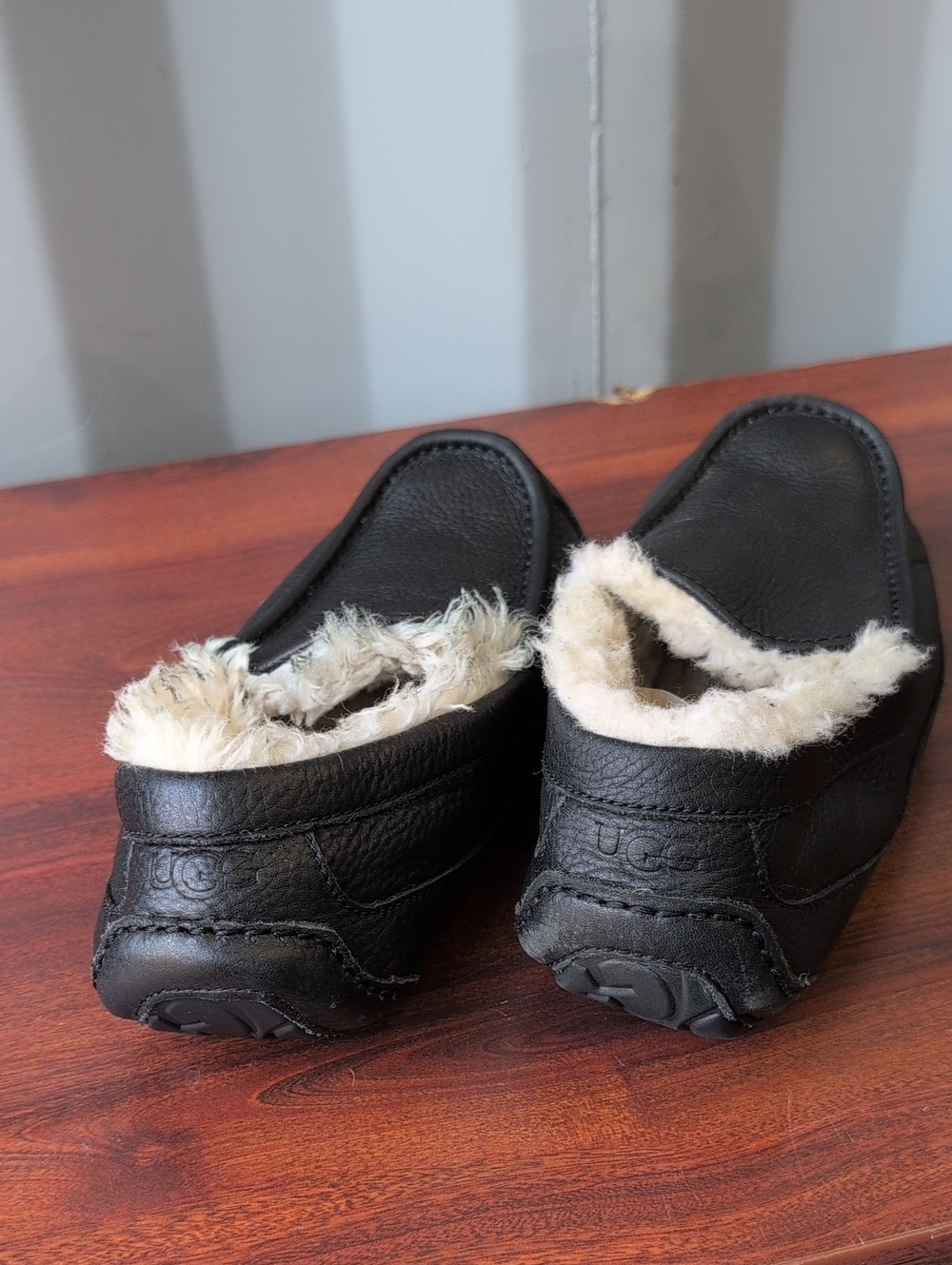 UGG (US-9) Black Leather Shearling-Lined Slip-On Mules